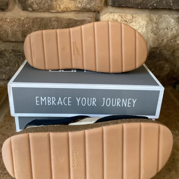 Dansko Bianca Platform Sandal Black Burnished Suede EU 38 US 7.5-8 Women Shoes - Picture 3 of 9